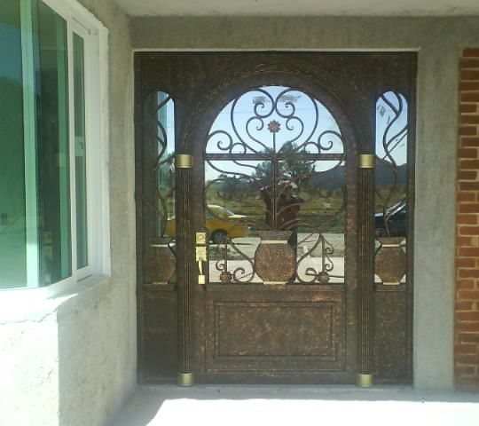 Puerta de diseño, con jarrón y flores en forja HSP58 - Herreria y Aluminio San Pablo Puerta de diseño, con jarrón y flores en forja HSP58 - Herreria y Aluminio San Pablo